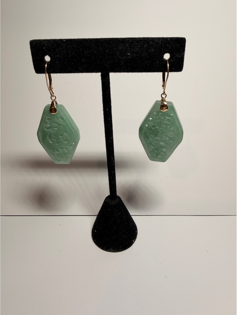 Vintage 14K Yellow Gold Carved Green Jade Dangle Drop Earrings Leverback